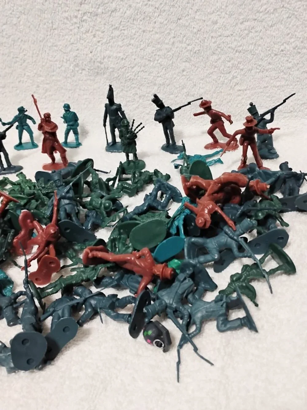 VINTAGE ARMY Toy Soldiers Green, Brown, Aqua Plastic LOT 125+ Pieces Please READ